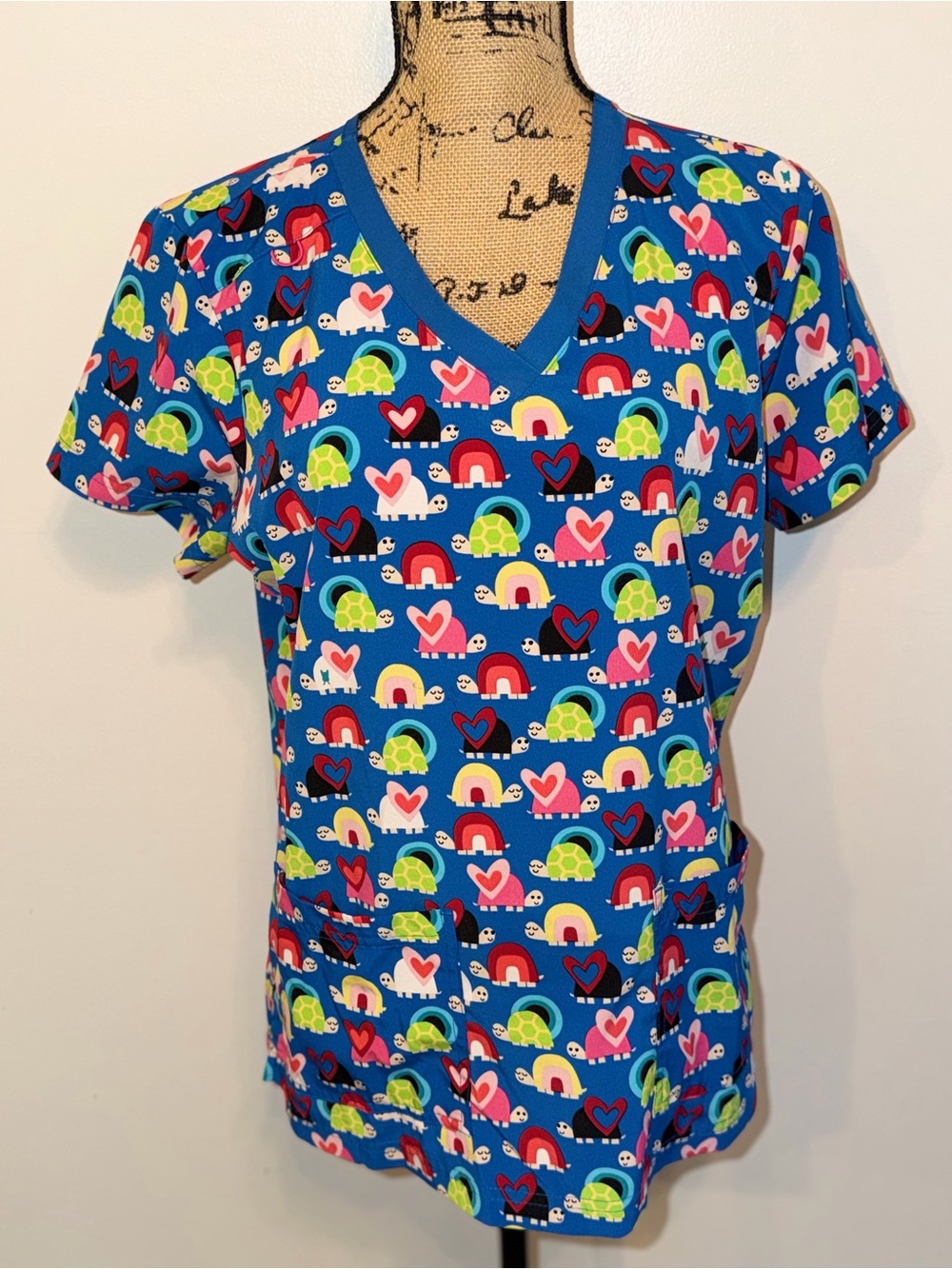 Koi Basics Women’s Scrub Top Medium Colorful Turtle & Rainbow Print V-Neck